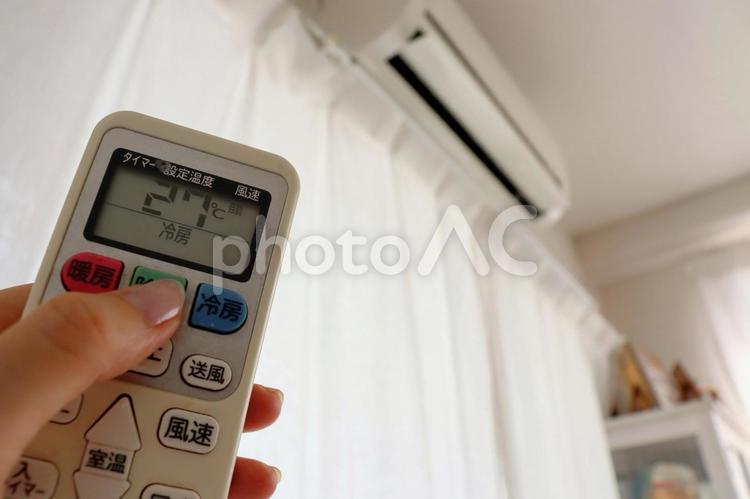 エアコンをつける女性の手 エアコン,冷房,暖房の写真素材