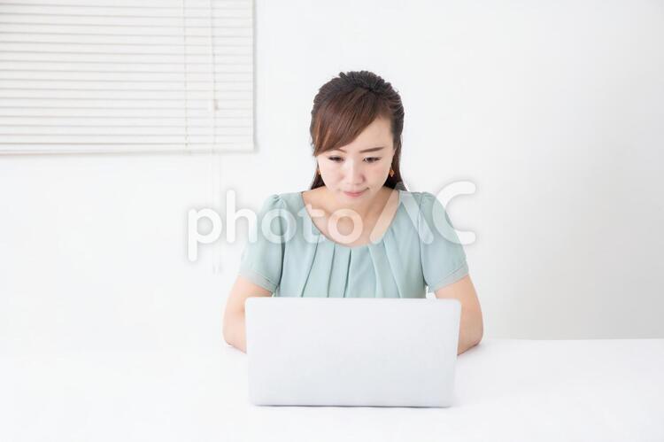 PCを使うビジネスウーマン ol,仕事,ビジネスウーマンの写真素材
