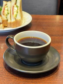 野菜サンドと黒いコーヒーカップ カフェ,コーヒー,喫茶店の写真素材