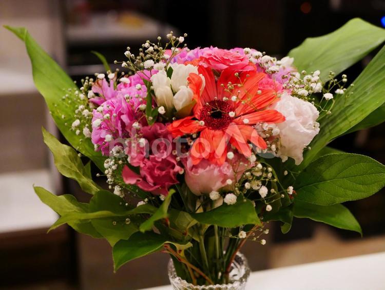 花束 花瓶に入っている花 フラワーアレンジメント 花束 花瓶に入っている花 フラワーアレンジメント 花,フラワー,フラワーアレンジメントの写真素材