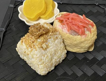 おにぎり いなり寿司 玄米 おにぎり いなり寿司 玄米 おむすび,おにぎり,紅生姜の写真素材