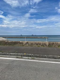 徳島から香川への途中に道路から撮影した海 徳島から香川への途中に道路から撮影した海の写真