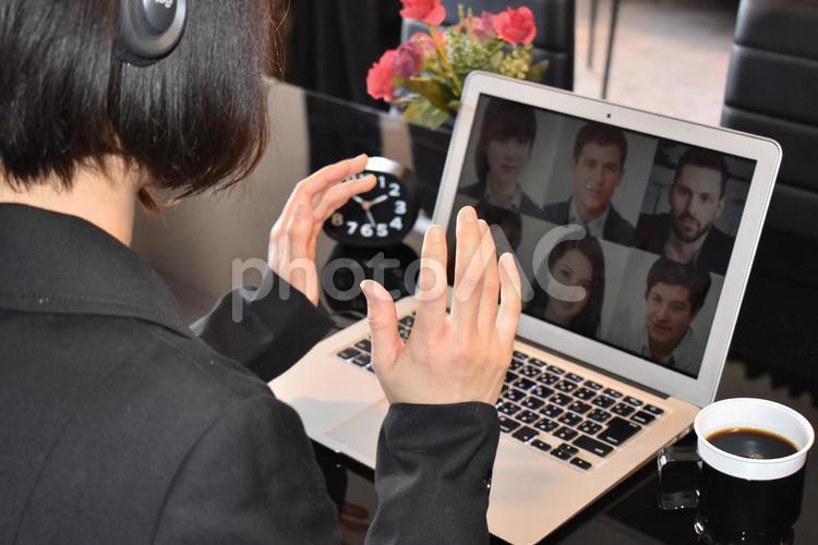 リモート会議でジェスチャー説明している女性 ビジネス,女性,仕事の写真素材