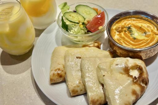 ランチ インドカレー マンゴーラッシー ランチ インドカレー マンゴーラッシーの写真