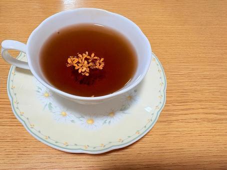 金木犀の花舞う紅茶 金木犀の花舞う紅茶 金木犀,紅茶,秋の香りの写真素材