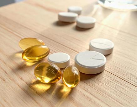 テーブルに並べられた薬の錠剤 テーブルに並べられた薬の錠剤の写真