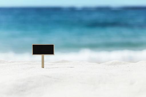 白浜　プラカード　バカンス　夏イメージ 白砂,プラカード,海の写真素材