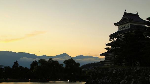 オレンジ色に染まる空 秋の松本城公園 オレンジ色に染まる空 秋の松本城公園の写真