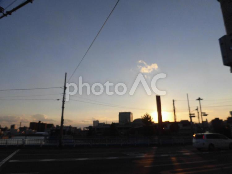 夕暮れ ビル,マンション,夕暮れの写真素材