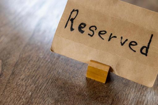 カフェのテーブルにある予約席の札 予約席,予約,リザーブの写真素材