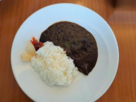 ブラックカレー　真ん中に カレー,ブラックカレー,福神漬けの写真素材