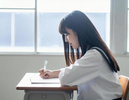 教室で勉強する女子生徒のイメージ 教室で勉強する女子生徒のイメージの写真