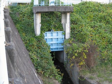 樋管 樋管,樋門,水門の写真素材
