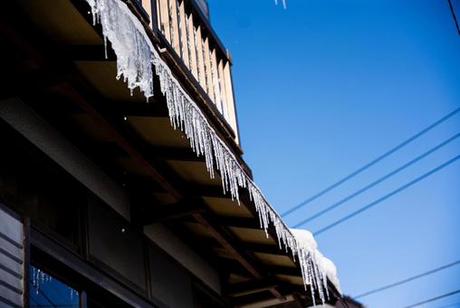 冬日につららきらめく つらら,氷柱,氷の写真素材