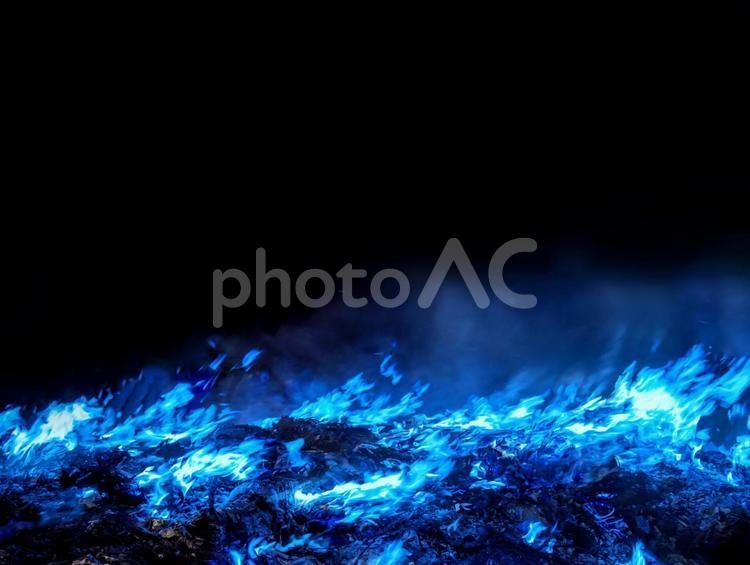 黒いバックに燃える青い炎の背景画像 炎,青,青色の写真素材