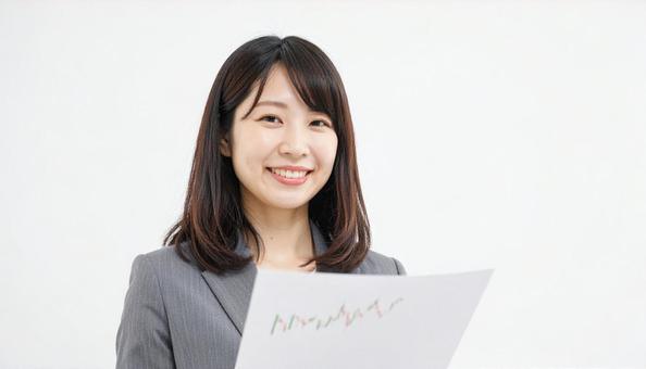 書類を確認するビジネスウーマン 書類を確認するビジネスウーマンの写真