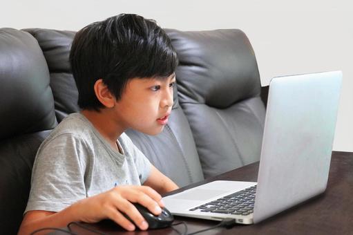 ノートパソコンでオンライン学習をする子供 ノートパソコンでオンライン学習をする子供 子供,子ども,小学生の写真素材