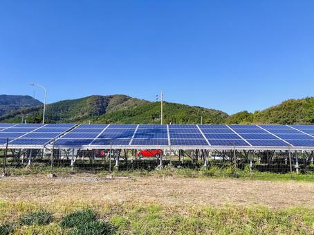 田園地帯のソーラーパネル　太陽光発電 ソーラーパネル,太陽光発電,ソーラー発電の写真素材