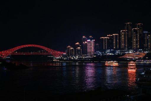 夜景・重慶の街並みと長江の遊覧船の写真