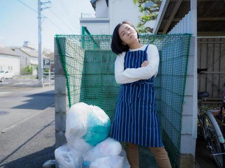 34：ゴミ捨てのマナーに戸惑う女性 ゴミ,ゴミ捨て,マナーの写真素材