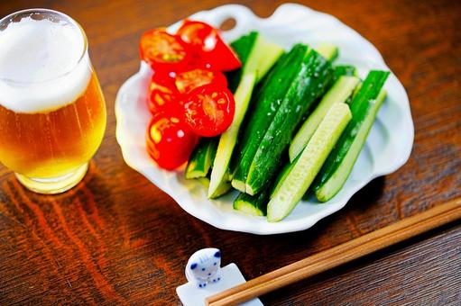 前菜はビールとキュウリとミニトマト 前菜はビールとキュウリとミニトマト 晩酌,ビール,前菜の写真素材