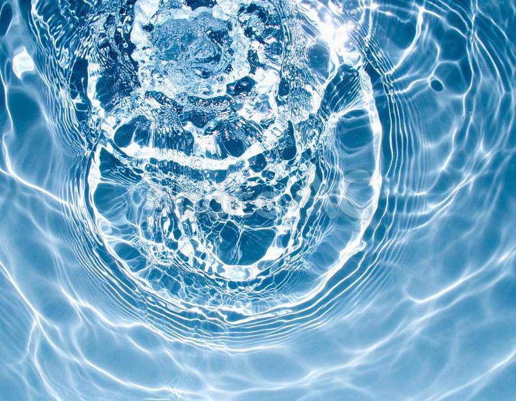 透明感のある青い水面に広がる波紋 水,水面,水紋の写真素材