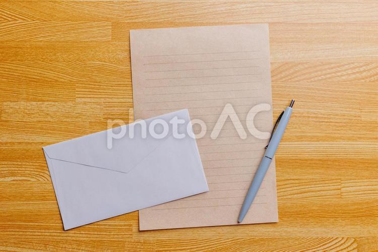 机に置かれたレターセット 封筒,手紙,レターの写真素材