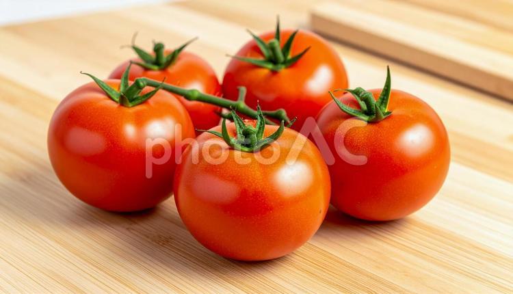 まな板に置かれている新鮮な赤いトマト 赤色,トマト,野菜の写真素材