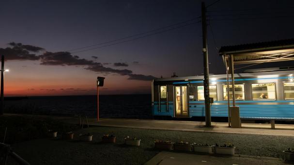 海辺を走る黄昏列車 海辺を走る黄昏列車 海,夕景,列車の写真素材