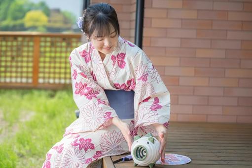 蚊取り豚と女性 蚊取り豚と女性 女性,浴衣,蚊取り線香の写真素材
