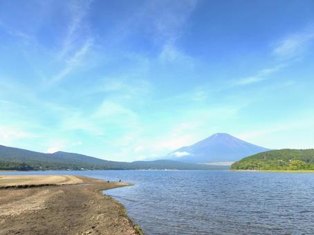 夏の富士山と山中湖 夏の富士山と山中湖 富士山,山中湖,富士五湖の写真素材