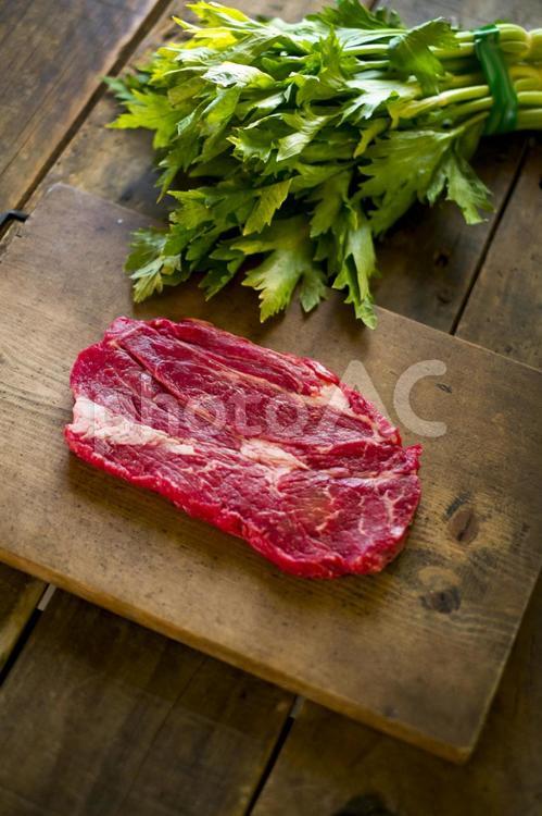 ステーキ用の肉_セロリ 牛肉,ステーキ用,ステーキの写真素材