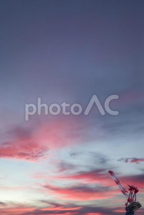 夕暮れと高所クレーン 夕暮れ,クレーン,ビルの写真素材