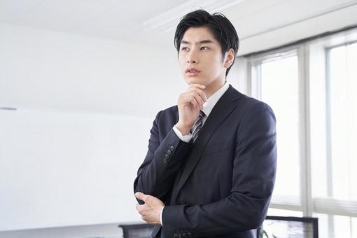 在會議室思考的日本商人, JPG 在會議室思考的日本商人, JPG