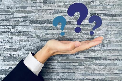 ビジネスの疑問とサラリーマンの手 疑問,わからない,疑問点の写真素材