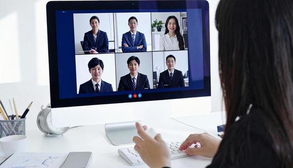 オンライン会議をするビジネス風景の写真