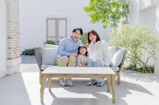 テラスのソファに座る家族 テラスのソファに座る家族 家族,人物,男性の写真素材