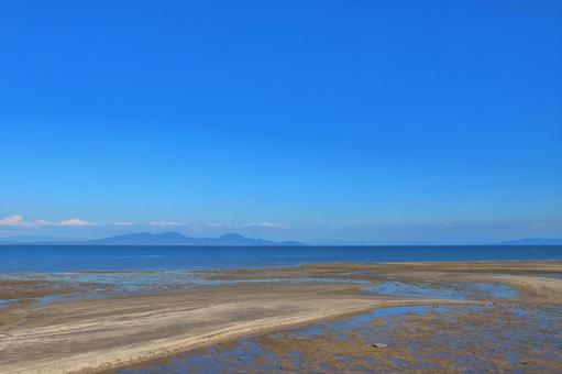 大三東駅からの眺め　海辺　海　青空　山地　の写真