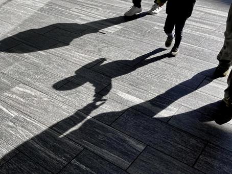 一緒に手をつないで シルエット,影,親子の写真素材