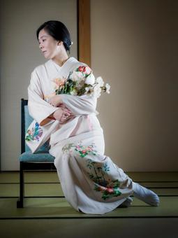 33:花と着物の女性 33:花と着物の女性 着物,花,花束の写真素材