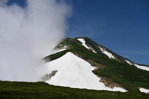 雲がかかりそうな小蓮華山 雲がかかりそうな小蓮華山 夏,曇り,風景の写真素材