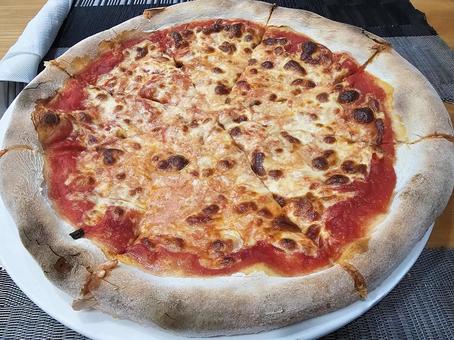 カンボジアの熱々のマルガリータピザの写真