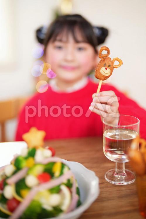かわいい串料理を持つ女の子の手元 クリスマス,料理,トナカイの写真素材