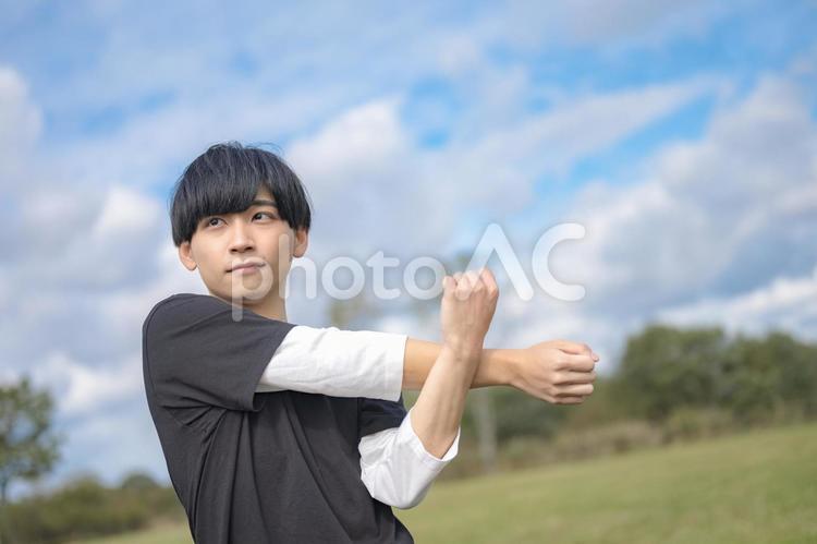 体を伸ばす爽やかな男性 ヨガ,外ヨガ,パークヨガの写真素材