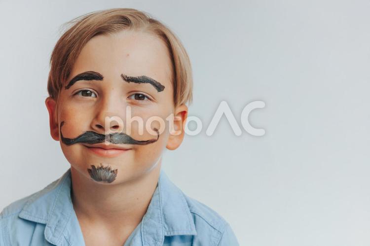 ヒゲと眉毛をペイントした男の子 男の子,フェイスペイント,微笑むの写真素材