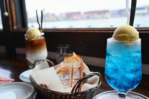 カフェの窓辺 カフェ,カウンター,喫茶店の写真素材