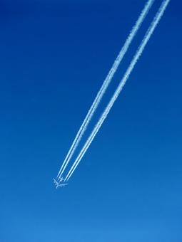 飛行機雲 飛行機雲 ひこうき雲,飛行機雲,飛行機の写真素材
