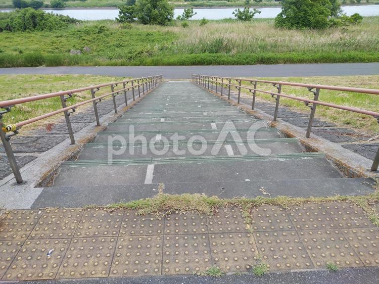 土手の階段 階段,手すり,手摺の写真素材
