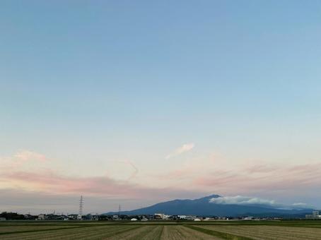 秋の夕暮れの空と山 秋の夕暮れの空と山の写真