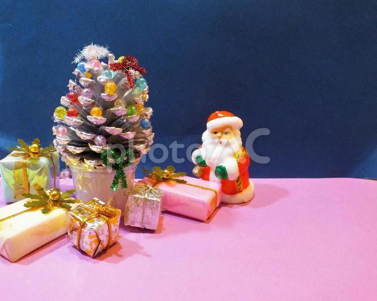 やってきたサンタクロース クリスマス,サンタクロース,クリスマスツリーの写真素材